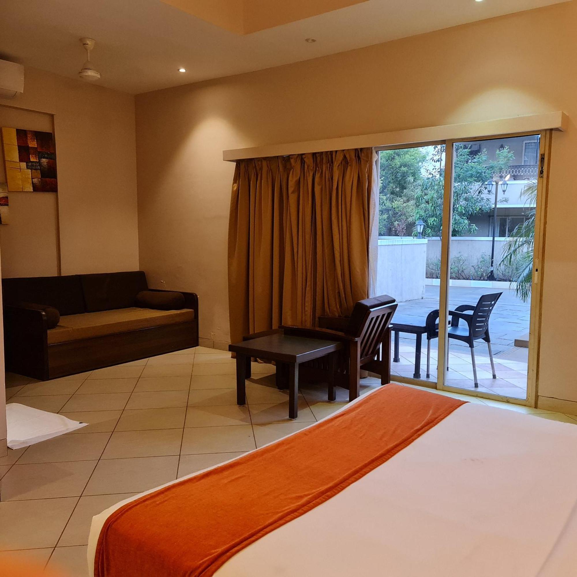Misty Meadows, Lonavala Hotel ภายนอก รูปภาพ