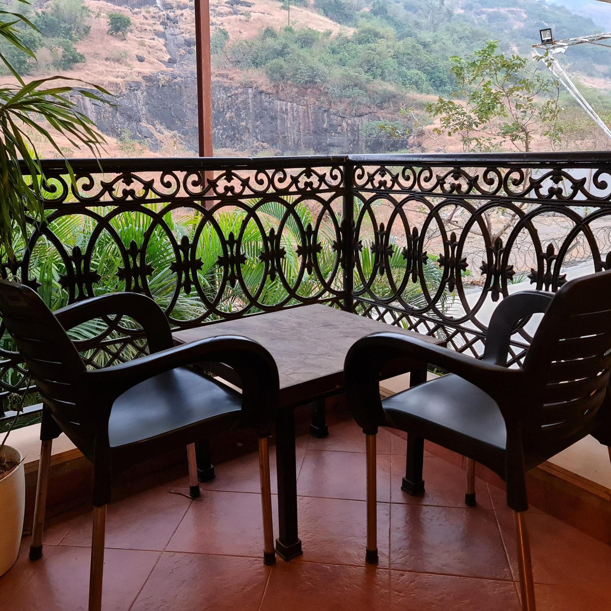 Misty Meadows, Lonavala Hotel ภายนอก รูปภาพ