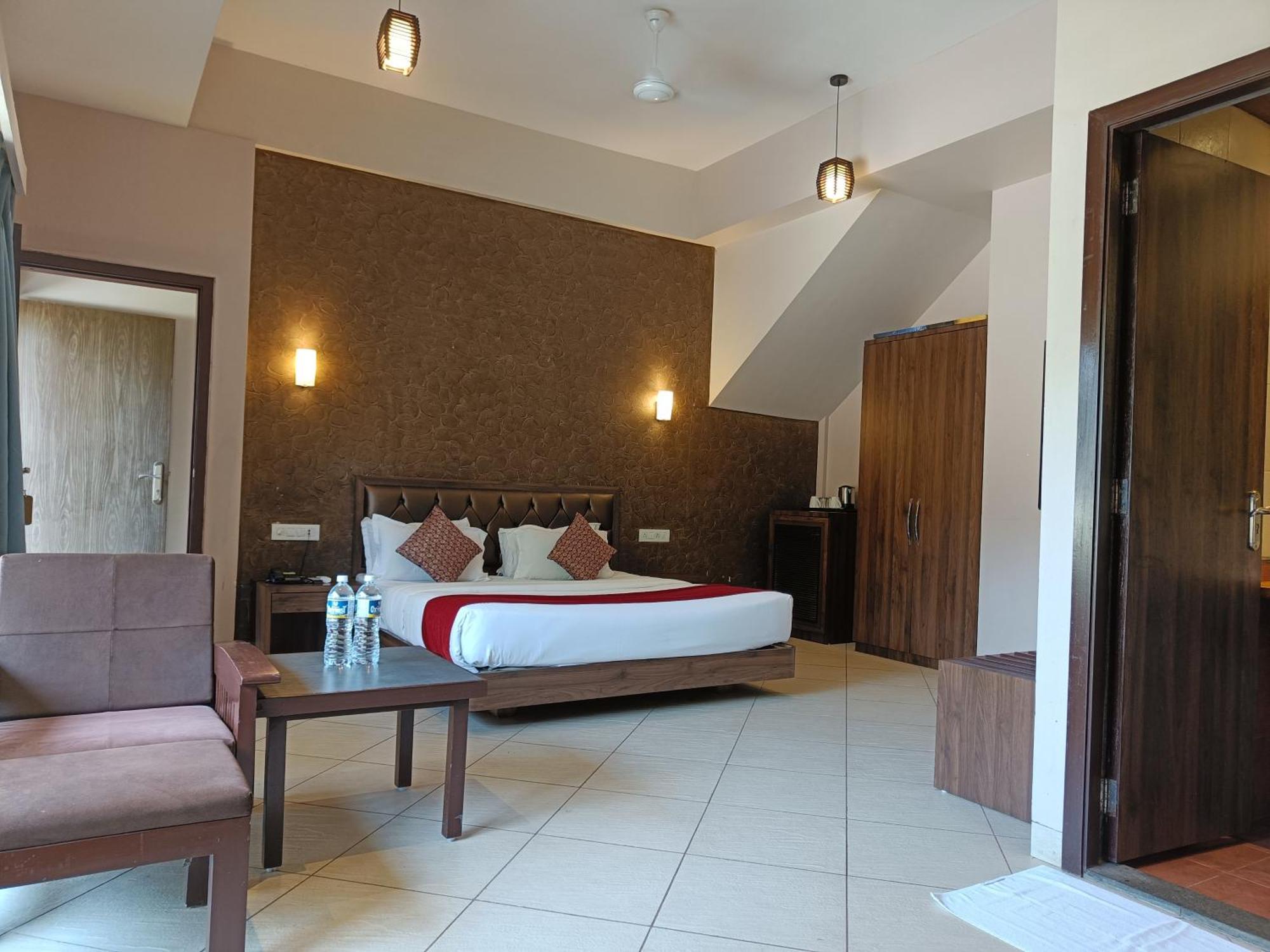 Misty Meadows, Lonavala Hotel ภายนอก รูปภาพ