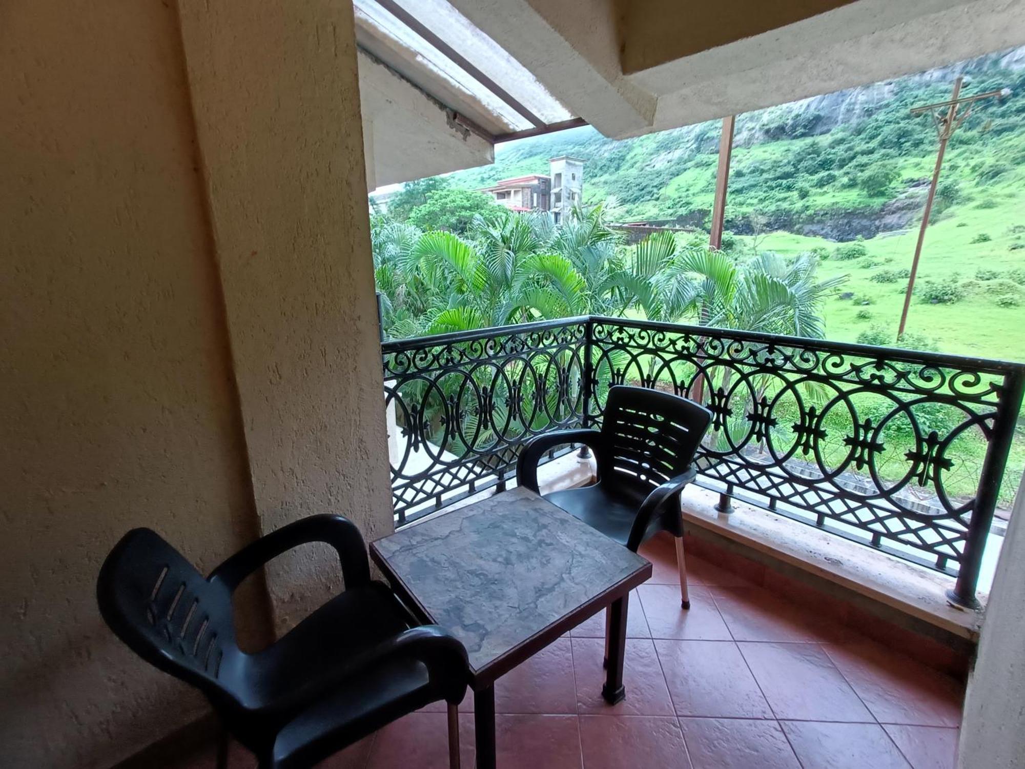 Misty Meadows, Lonavala Hotel ภายนอก รูปภาพ