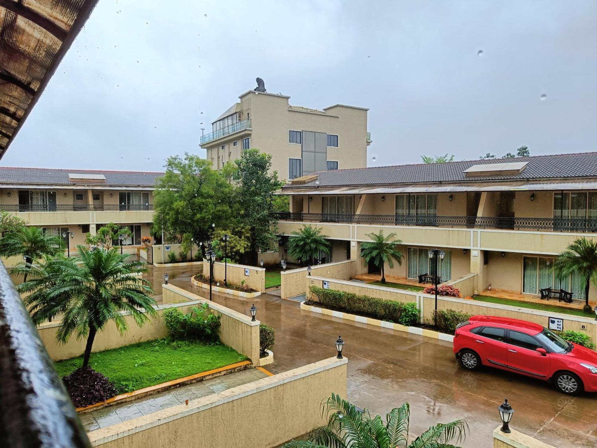 Misty Meadows, Lonavala Hotel ภายนอก รูปภาพ