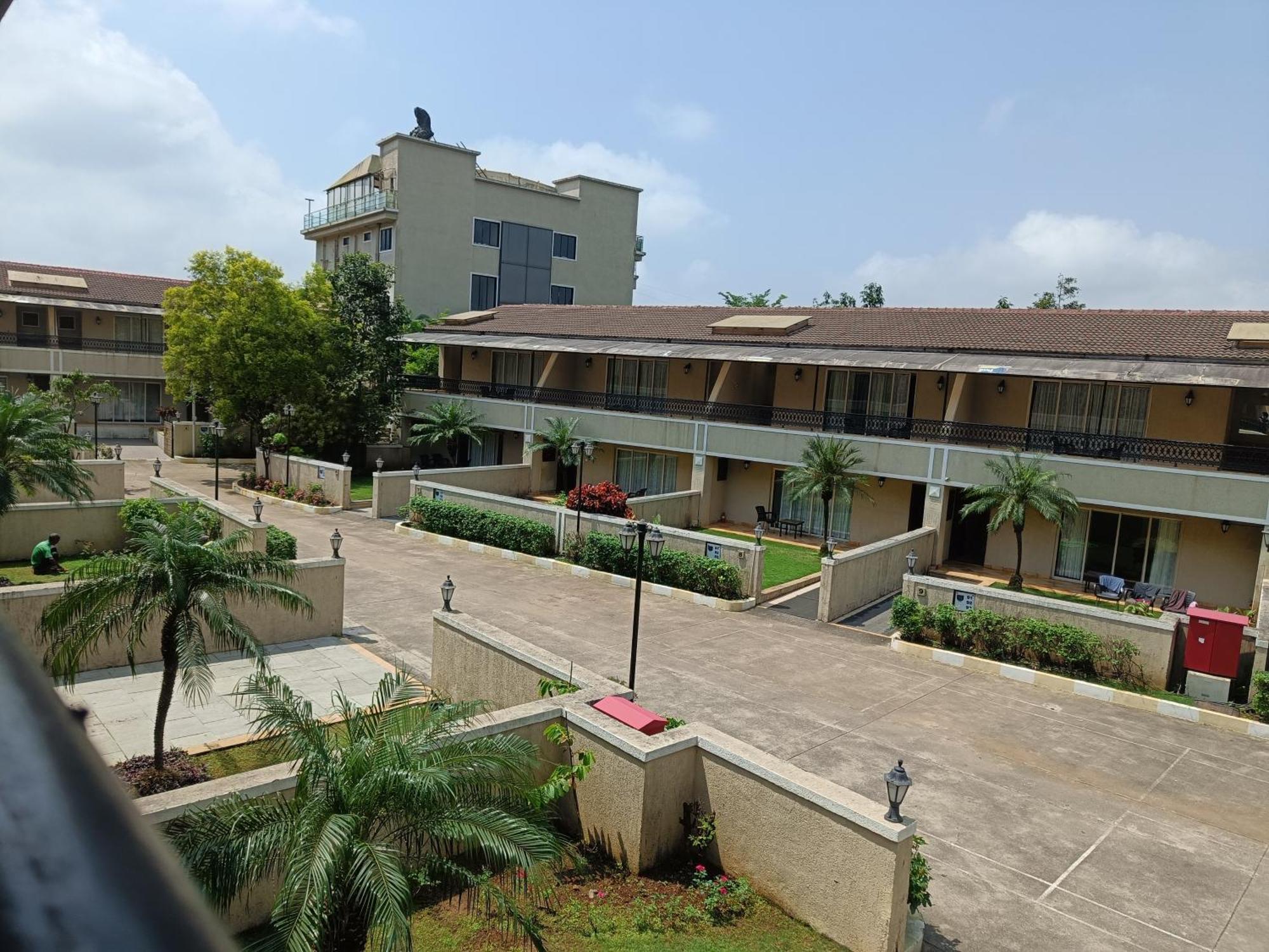 Misty Meadows, Lonavala Hotel ภายนอก รูปภาพ