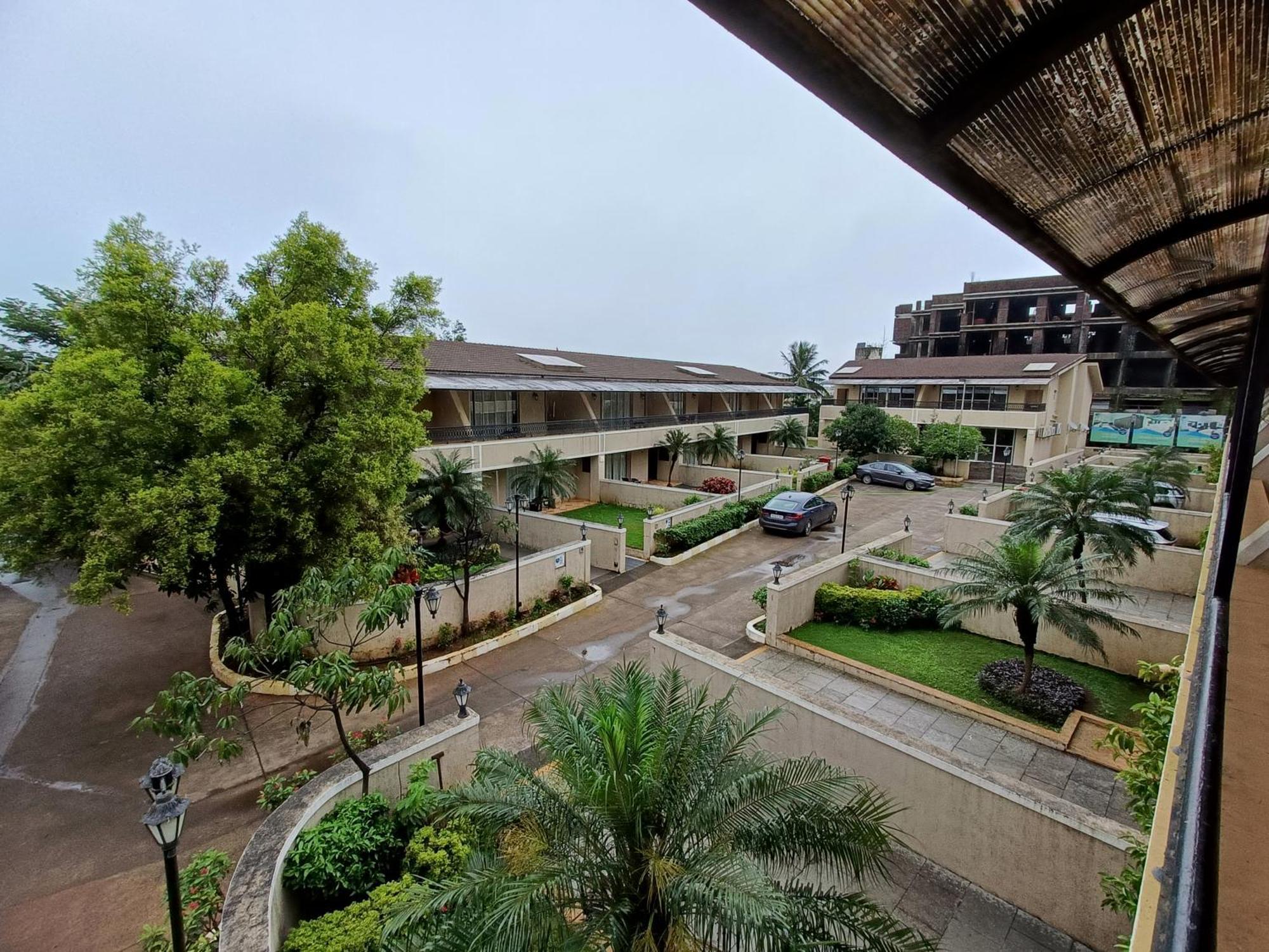 Misty Meadows, Lonavala Hotel ภายนอก รูปภาพ