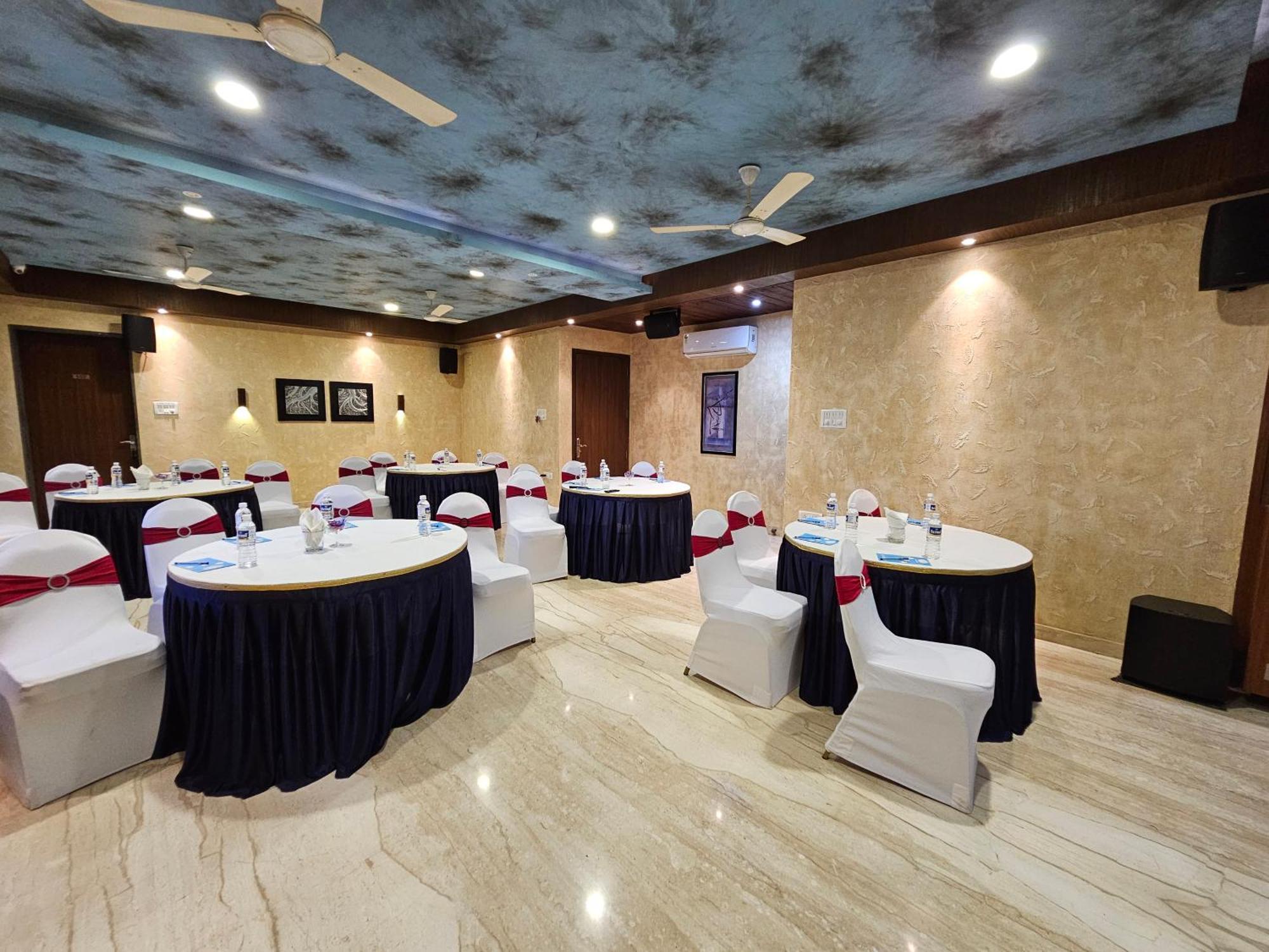 Misty Meadows, Lonavala Hotel ภายนอก รูปภาพ