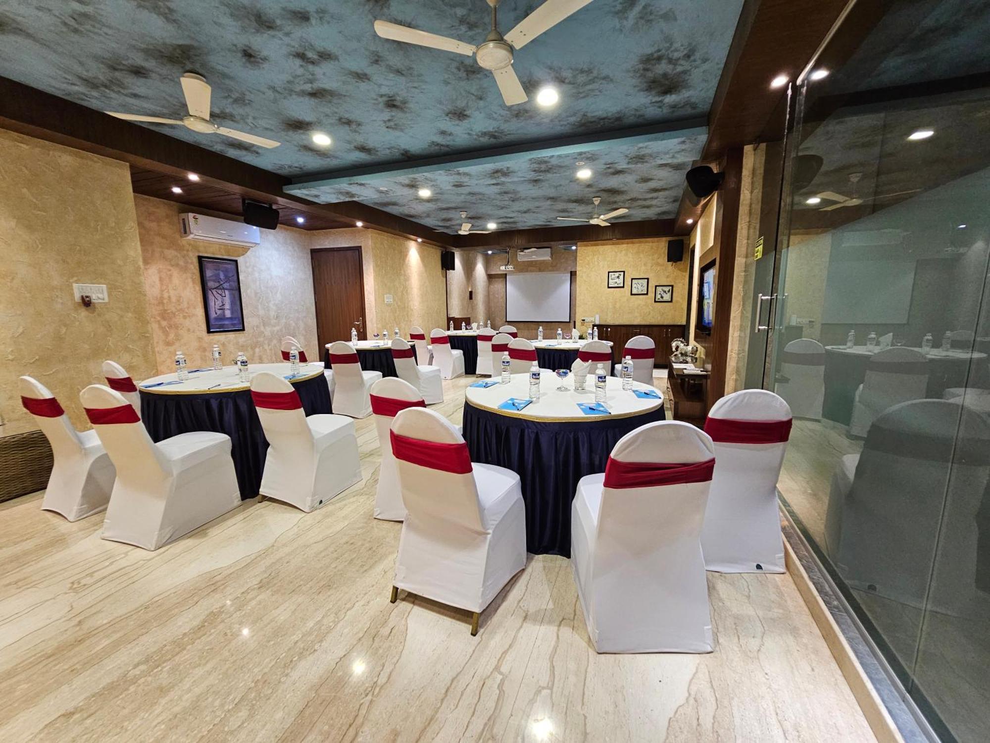 Misty Meadows, Lonavala Hotel ภายนอก รูปภาพ